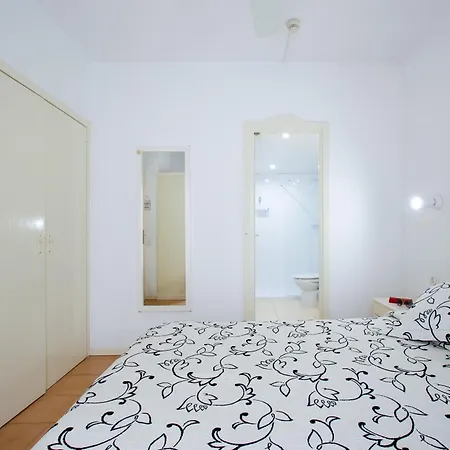 شقة One-bedroom With Terrace, Pool And Partial Sea Views