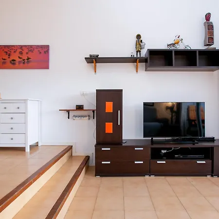 One-bedroom With Terrace, Pool And Partial Sea Views شقة *